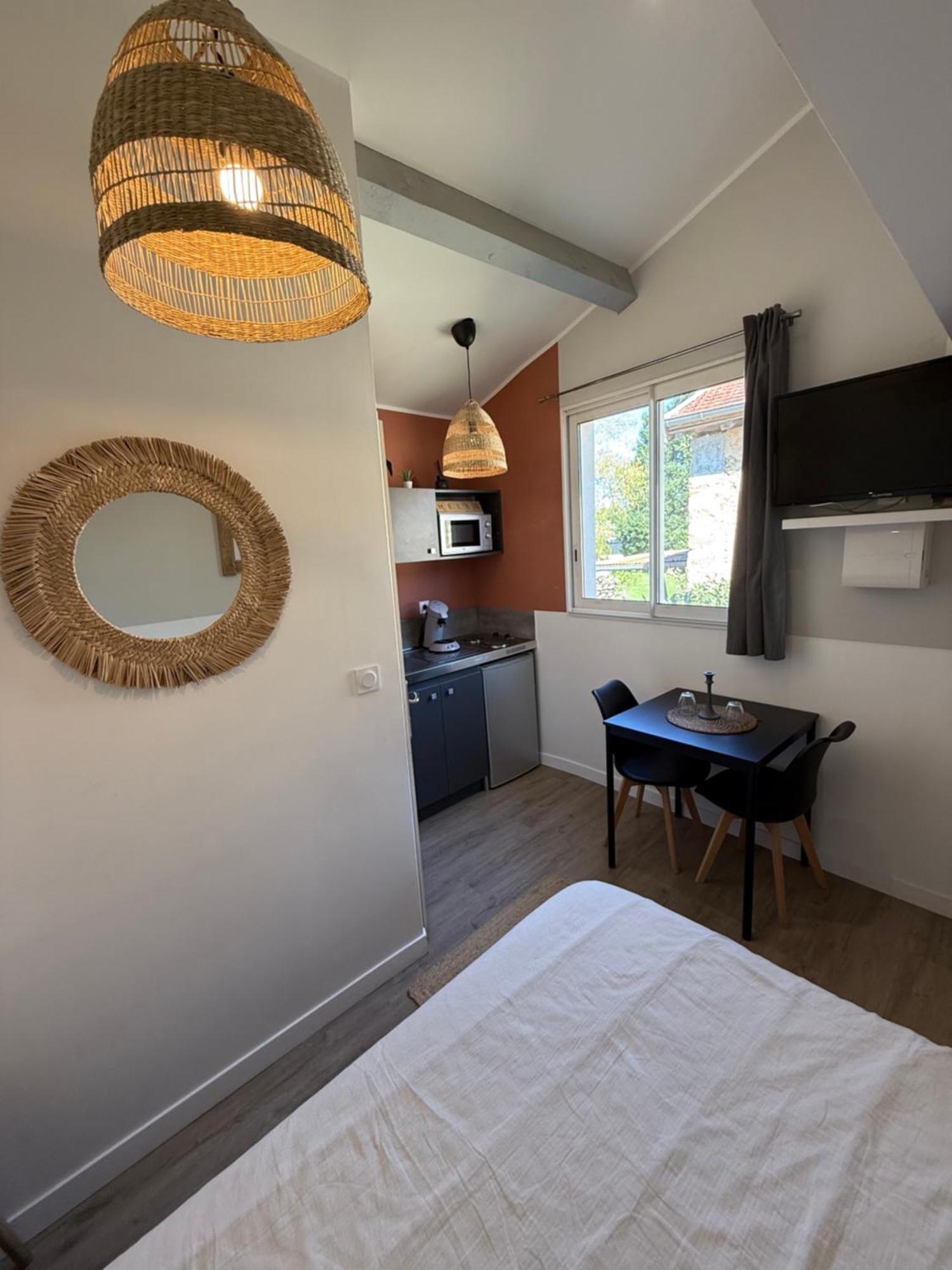 Loft, Studio And Love Rooms Bourg-Saint-Christophe Екстериор снимка
